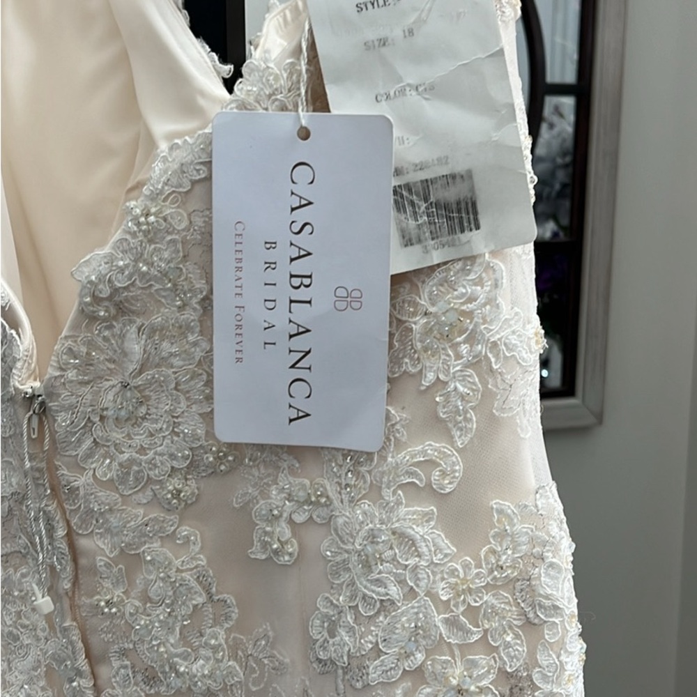 Casablanca lace and tulle wedding gown - Picture 4 of 5